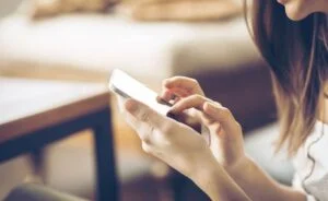 How To Shop Safely Vinted What Payment Methods Are There? 2 mujer usando app vinted